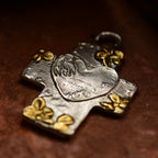 925er Silberanhänger „Kreuz mit Blumen und Herz“ mit goldenen Akzenten | Amulett für Liebe und Glauben | Handgefertigtes skulpturales Schmuckstück im Boho- und rustikalen Stil | Art Diva
