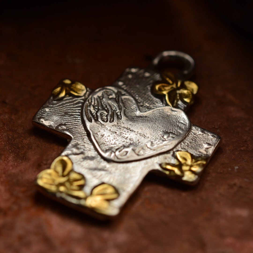 925er Silberanhänger „Kreuz mit Blumen und Herz“ mit goldenen Akzenten | Amulett für Liebe und Glauben | Handgefertigtes skulpturales Schmuckstück im Boho- und rustikalen Stil | Art Diva