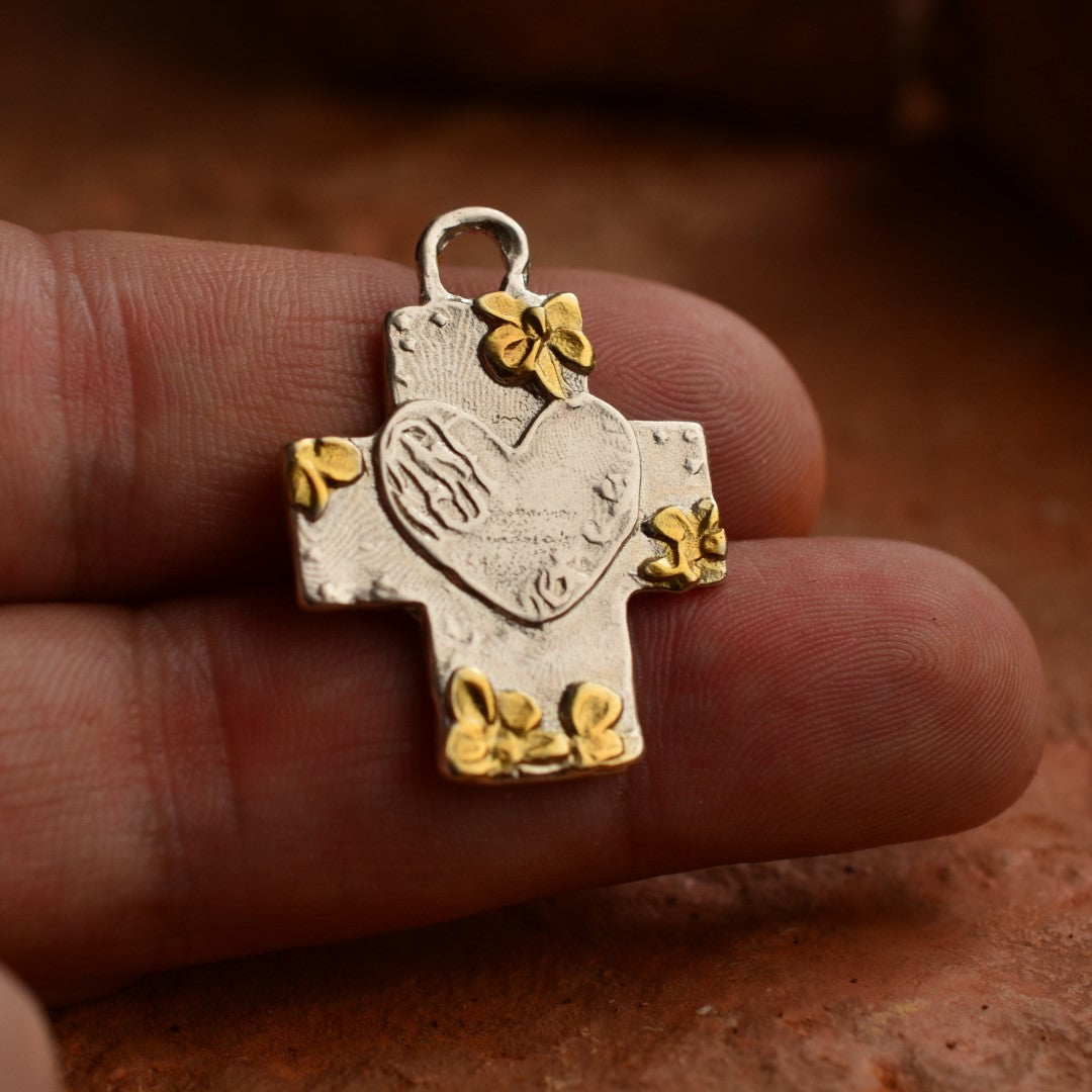 925er Silberanhänger „Kreuz mit Blumen und Herz“ mit goldenen Akzenten | Amulett für Liebe und Glauben | Handgefertigtes skulpturales Schmuckstück im Boho- und rustikalen Stil | Art Diva