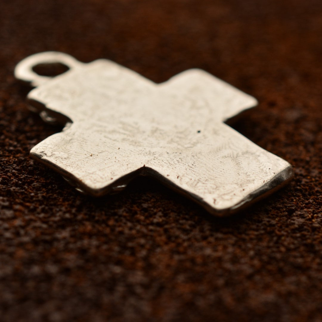 925er Silberanhänger „Kreuz mit Blumen und Herz“ mit goldenen Akzenten | Amulett für Liebe und Glauben | Handgefertigtes skulpturales Schmuckstück im Boho- und rustikalen Stil | Art Diva