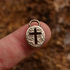 „Kreuz im Oval“ – handgefertigter Anhänger aus 925er Silber, christliches Symbol für Glauben und Schutz, Skulpturenschmuck im Boho- und rustikalen Stil | Art Diva