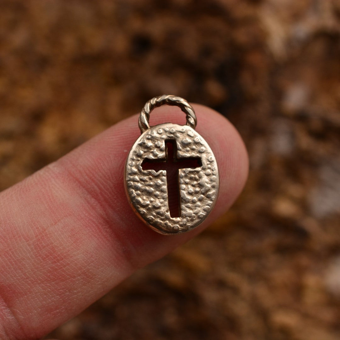 „Kreuz im Oval“ – handgefertigter Anhänger aus 925er Silber, christliches Symbol für Glauben und Schutz, Skulpturenschmuck im Boho- und rustikalen Stil | Art Diva