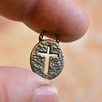 „Kreuz im Oval“ – handgefertigter Anhänger aus 925er Silber, christliches Symbol für Glauben und Schutz, Skulpturenschmuck im Boho- und rustikalen Stil | Art Diva
