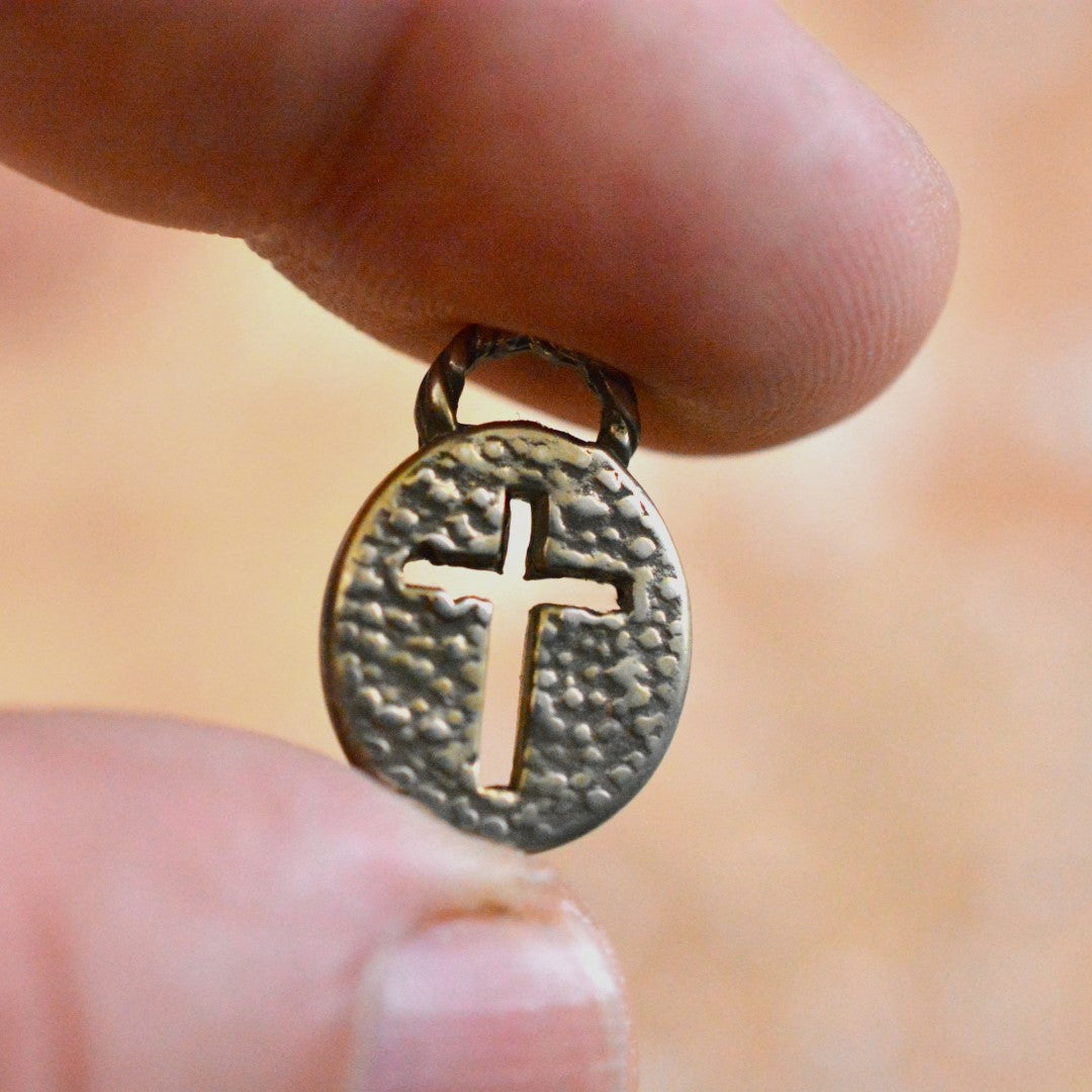 „Kreuz im Oval“ – handgefertigter Anhänger aus 925er Silber, christliches Symbol für Glauben und Schutz, Skulpturenschmuck im Boho- und rustikalen Stil | Art Diva