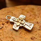 „Kreuz mit Blume“-Anhänger aus 925er Silber mit goldfarbenen Akzenten – Symbol für Glauben, Hoffnung, Neubeginn, spirituelle Stärke und Harmonie, handgefertigter Skulpturenschmuck im Boho- und rustikalen Stil | Art Diva
