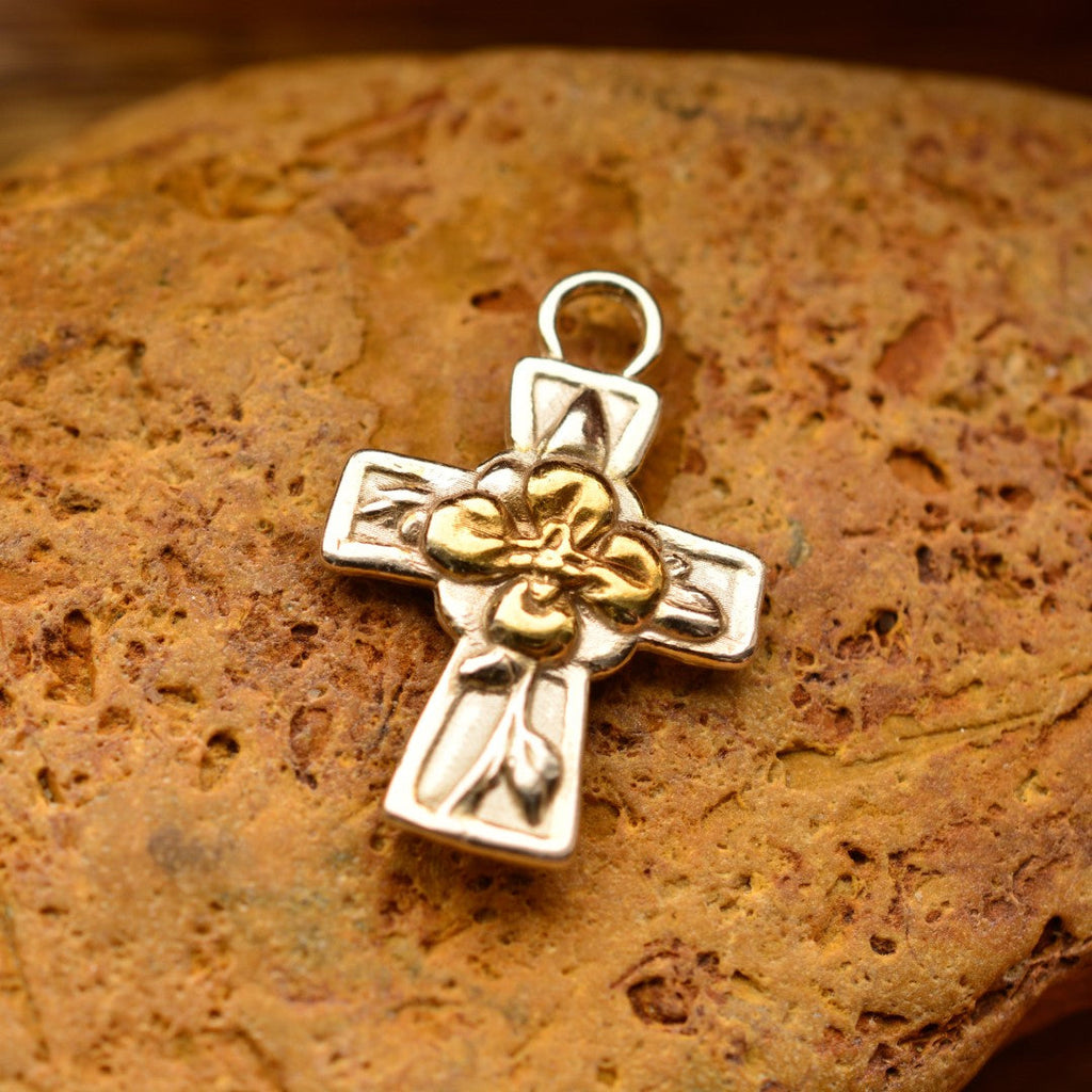 „Kreuz mit Blume“-Anhänger aus 925er Silber mit goldfarbenen Akzenten – Symbol für Glauben, Hoffnung, Neubeginn, spirituelle Stärke und Harmonie, handgefertigter Skulpturenschmuck im Boho- und rustikalen Stil | Art Diva