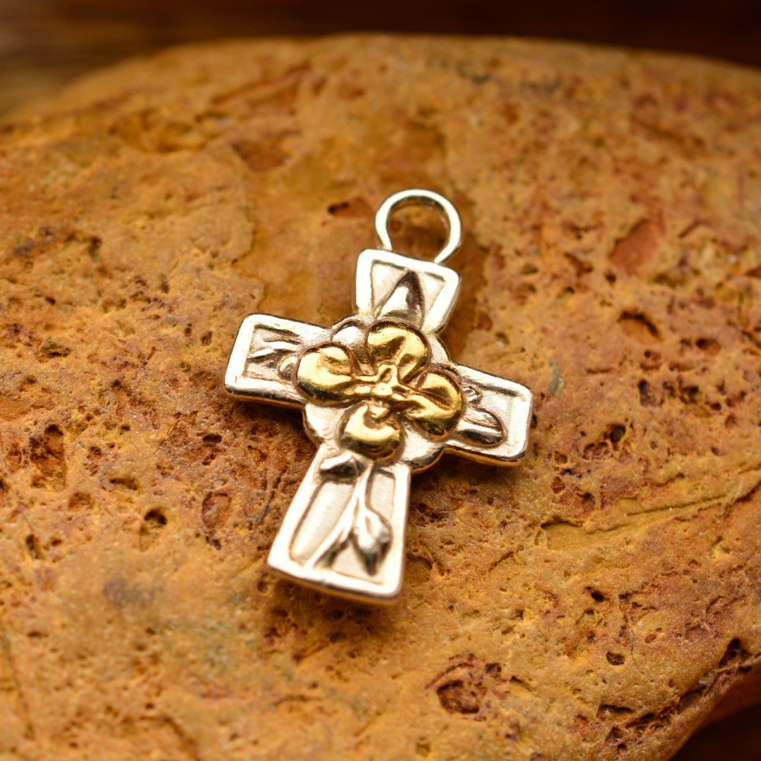 „Kreuz mit Blume“-Anhänger aus 925er Silber mit goldfarbenen Akzenten – Symbol für Glauben, Hoffnung, Neubeginn, spirituelle Stärke und Harmonie, handgefertigter Skulpturenschmuck im Boho- und rustikalen Stil | Art Diva
