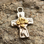„Kreuz mit Blume“-Anhänger aus 925er Silber mit goldfarbenen Akzenten – Symbol für Glauben, Hoffnung, Neubeginn, spirituelle Stärke und Harmonie, handgefertigter Skulpturenschmuck im Boho- und rustikalen Stil | Art Diva