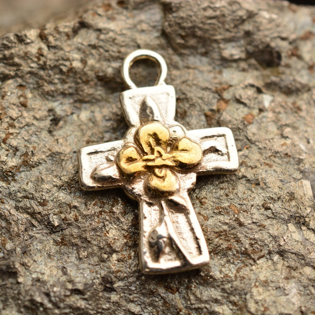 „Kreuz mit Blume“-Anhänger aus 925er Silber mit goldfarbenen Akzenten – Symbol für Glauben, Hoffnung, Neubeginn, spirituelle Stärke und Harmonie, handgefertigter Skulpturenschmuck im Boho- und rustikalen Stil | Art Diva
