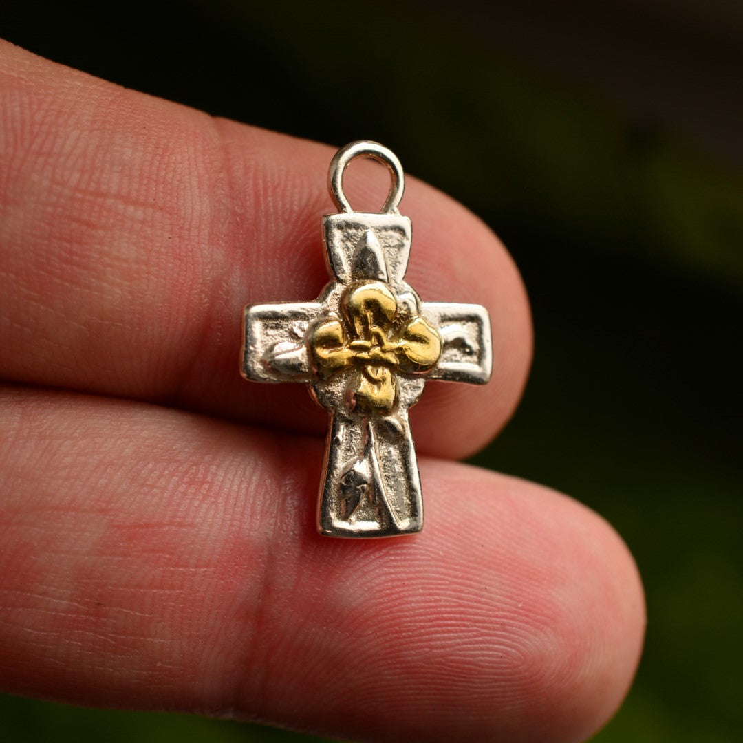 „Kreuz mit Blume“-Anhänger aus 925er Silber mit goldfarbenen Akzenten – Symbol für Glauben, Hoffnung, Neubeginn, spirituelle Stärke und Harmonie, handgefertigter Skulpturenschmuck im Boho- und rustikalen Stil | Art Diva