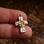„Kreuz mit Blume“-Anhänger aus 925er Silber mit goldfarbenen Akzenten – Symbol für Glauben, Hoffnung, Neubeginn, spirituelle Stärke und Harmonie, handgefertigter Skulpturenschmuck im Boho- und rustikalen Stil | Art Diva