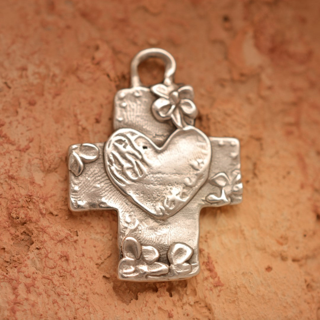 925er Silberanhänger „Kreuz mit Herz und Blumen“ – Symbol für Glaube, Liebe und Hoffnung, handgefertigtes skulpturales Schmuckstück im Boho- und rustikalen Stil | Art Diva