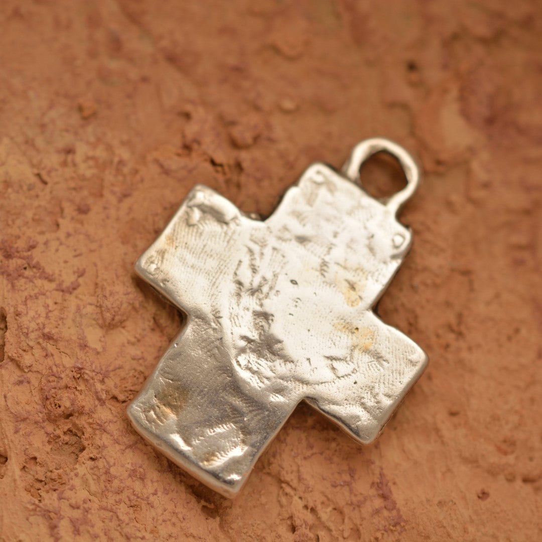 925er Silberanhänger „Kreuz mit Herz und Blumen“ – Symbol für Glaube, Liebe und Hoffnung, handgefertigtes skulpturales Schmuckstück im Boho- und rustikalen Stil | Art Diva
