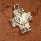 925er Silberanhänger „Kreuz mit Herz und Blumen“ – Symbol für Glaube, Liebe und Hoffnung, handgefertigtes skulpturales Schmuckstück im Boho- und rustikalen Stil | Art Diva