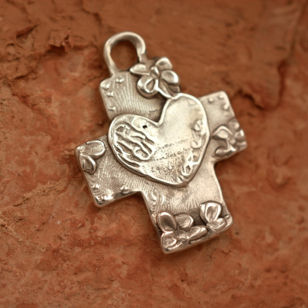 925er Silberanhänger „Kreuz mit Herz und Blumen“ – Symbol für Glaube, Liebe und Hoffnung, handgefertigtes skulpturales Schmuckstück im Boho- und rustikalen Stil | Art Diva