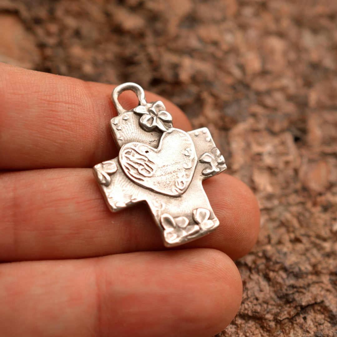925er Silberanhänger „Kreuz mit Herz und Blumen“ – Symbol für Glaube, Liebe und Hoffnung, handgefertigtes skulpturales Schmuckstück im Boho- und rustikalen Stil | Art Diva