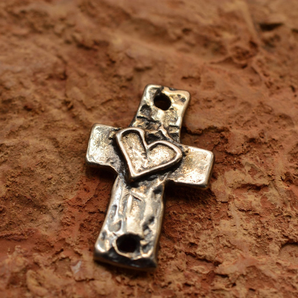 925er Silberanhänger „Kreuz mit Herz“ – handgefertigter Boho-Talisman für Glaube und Liebe, skulpturales Schmuckstück und Geschenk für Mutter, Tochter oder Freundin | Art Diva