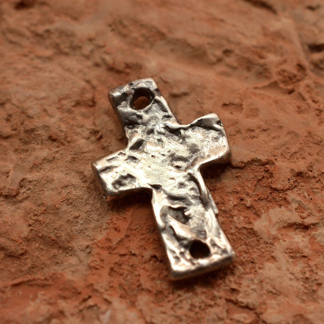 925er Silberanhänger „Kreuz mit Herz“ – handgefertigter Boho-Talisman für Glaube und Liebe, skulpturales Schmuckstück und Geschenk für Mutter, Tochter oder Freundin | Art Diva