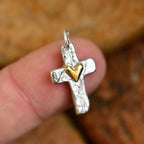 Kreuz-Anhänger mit Herz aus 925er Silber mit goldfarbenen Akzenten – handgefertigtes Symbol für Liebe und Glauben im Boho- und rustikalen Stil | Art Diva