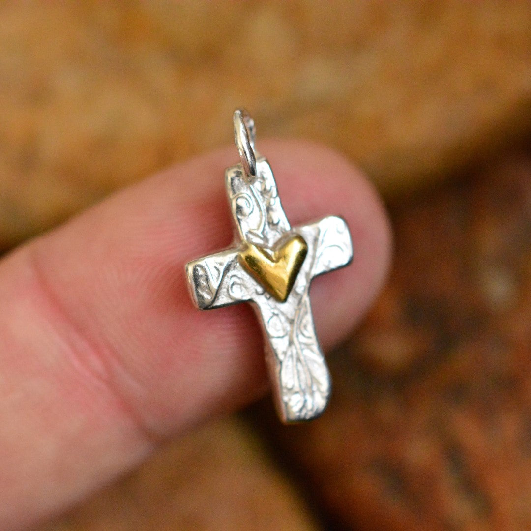 Kreuz-Anhänger mit Herz aus 925er Silber mit goldfarbenen Akzenten – handgefertigtes Symbol für Liebe und Glauben im Boho- und rustikalen Stil | Art Diva