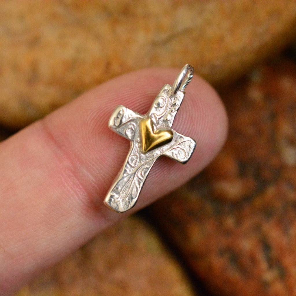 Kreuz-Anhänger mit Herz aus 925er Silber mit goldfarbenen Akzenten – handgefertigtes Symbol für Liebe und Glauben im Boho- und rustikalen Stil | Art Diva