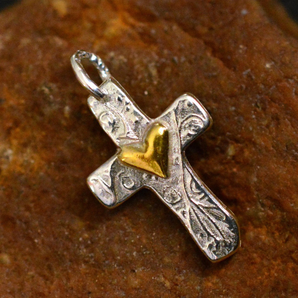 Kreuz-Anhänger mit Herz aus 925er Silber mit goldfarbenen Akzenten – handgefertigtes Symbol für Liebe und Glauben im Boho- und rustikalen Stil | Art Diva