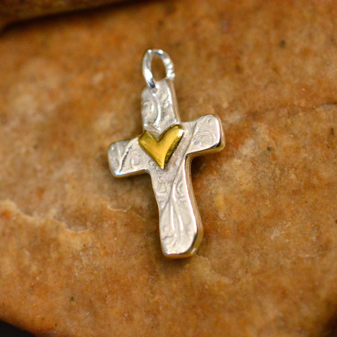 Kreuz-Anhänger mit Herz aus 925er Silber mit goldfarbenen Akzenten – handgefertigtes Symbol für Liebe und Glauben im Boho- und rustikalen Stil | Art Diva