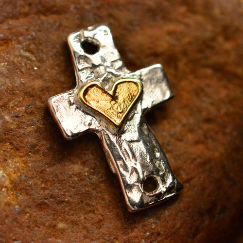 925er Silberanhänger „Kreuz mit Herz“ und goldenen Akzenten – handgefertigter Talisman für Glaube und Liebe im Boho- und rustikalen Stil | Art Diva