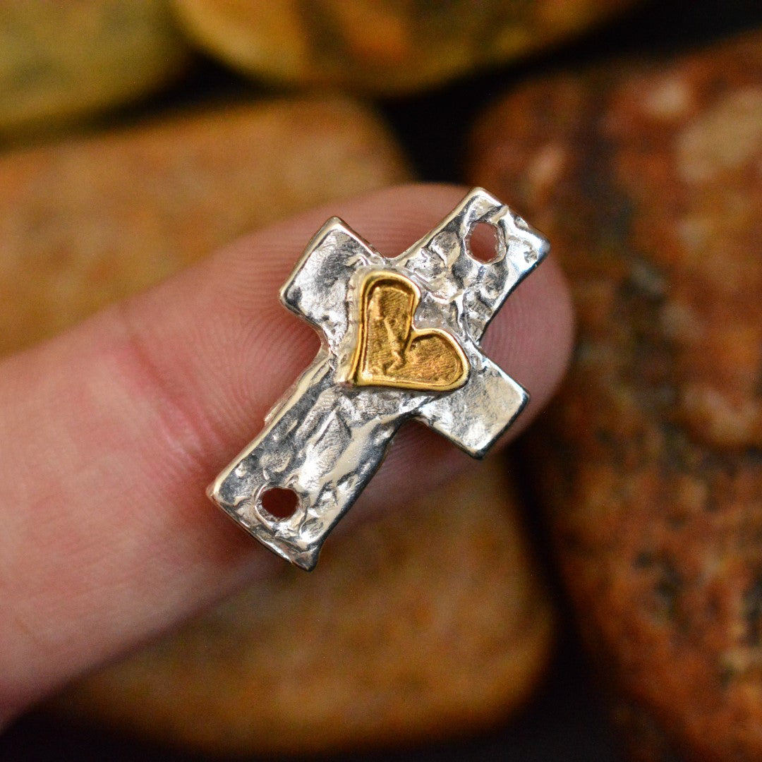 925er Silberanhänger „Kreuz mit Herz“ und goldenen Akzenten – handgefertigter Talisman für Glaube und Liebe im Boho- und rustikalen Stil | Art Diva
