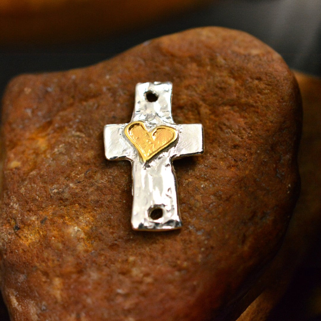 925er Silberanhänger „Kreuz mit Herz“ und goldenen Akzenten – handgefertigter Talisman für Glaube und Liebe im Boho- und rustikalen Stil | Art Diva