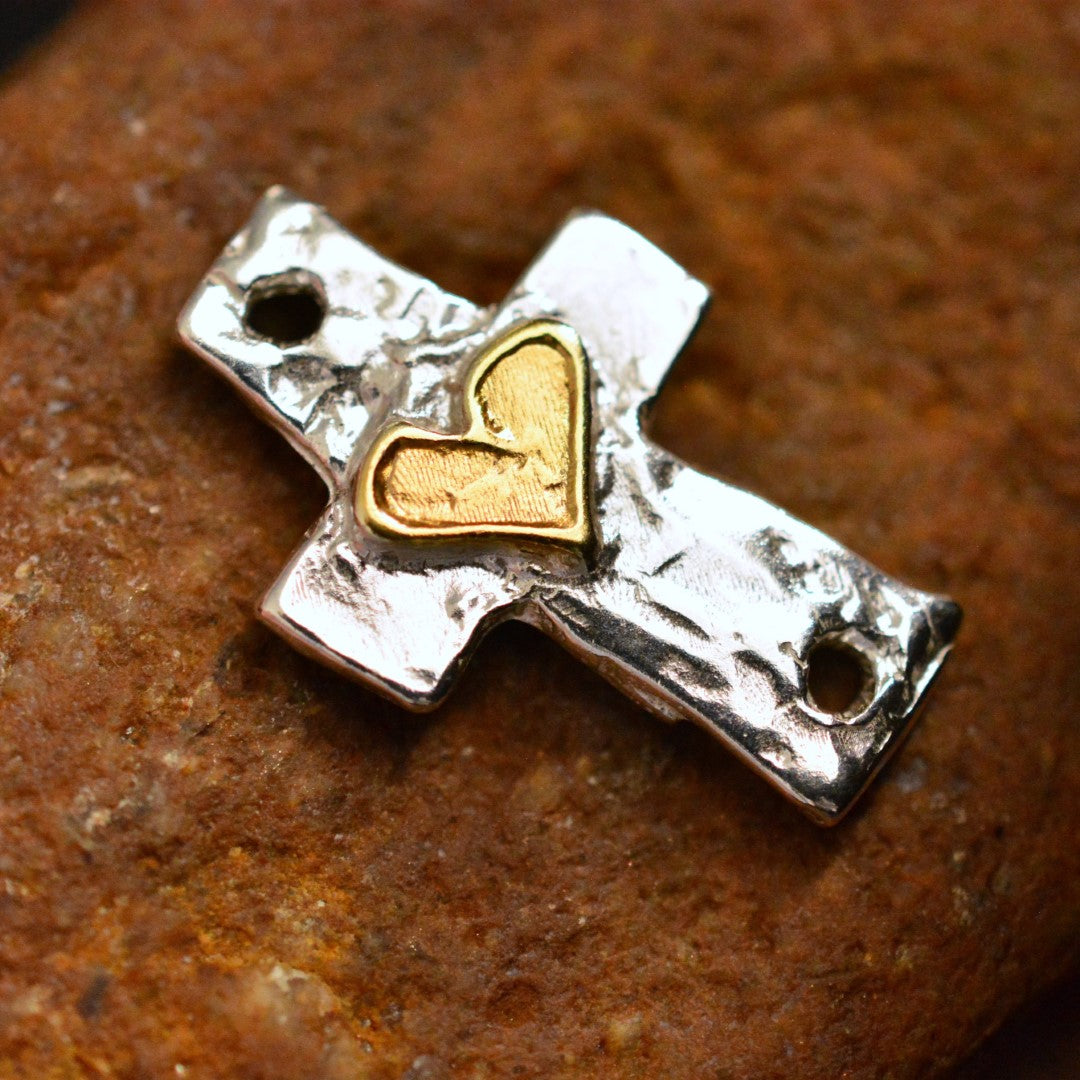 925er Silberanhänger „Kreuz mit Herz“ und goldenen Akzenten – handgefertigter Talisman für Glaube und Liebe im Boho- und rustikalen Stil | Art Diva