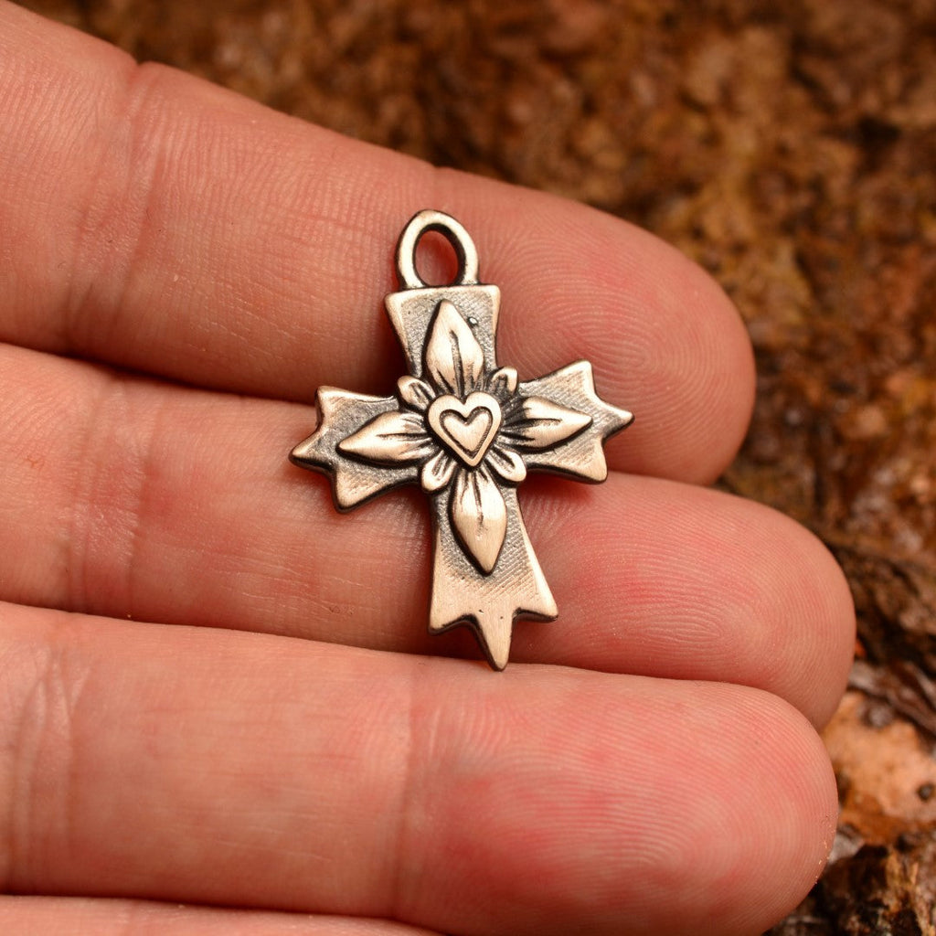 „Kreuz mit Herz“-Anhänger aus 925er Silber – Symbol für Liebe und Glauben, oxidierter Skulpturenschmuck im Boho- und rustikalen Stil | Art Diva