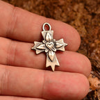 „Kreuz mit Herz“-Anhänger aus 925er Silber – Symbol für Liebe und Glauben, oxidierter Skulpturenschmuck im Boho- und rustikalen Stil | Art Diva