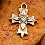 „Kreuz mit Herz“-Anhänger aus 925er Silber – Symbol für Liebe und Glauben, oxidierter Skulpturenschmuck im Boho- und rustikalen Stil | Art Diva