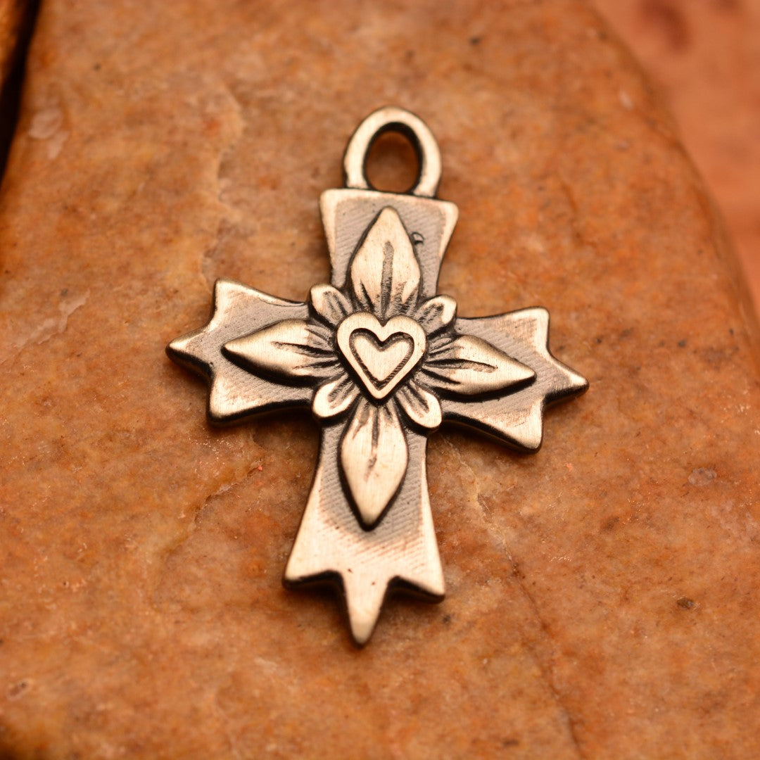 „Kreuz mit Herz“-Anhänger aus 925er Silber – Symbol für Liebe und Glauben, oxidierter Skulpturenschmuck im Boho- und rustikalen Stil | Art Diva