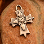 „Kreuz mit Herz“-Anhänger aus 925er Silber – Symbol für Liebe und Glauben, oxidierter Skulpturenschmuck im Boho- und rustikalen Stil | Art Diva