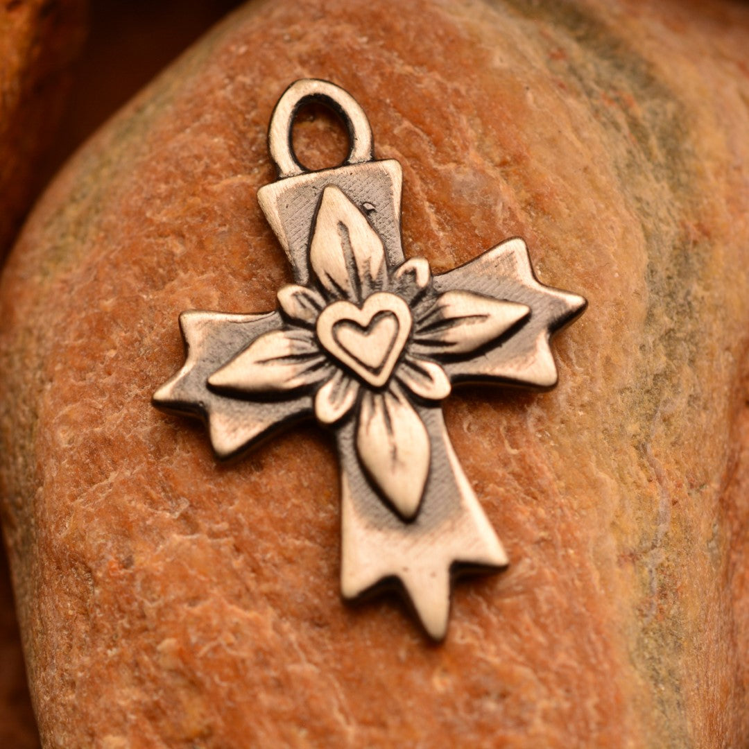 „Kreuz mit Herz“-Anhänger aus 925er Silber – Symbol für Liebe und Glauben, oxidierter Skulpturenschmuck im Boho- und rustikalen Stil | Art Diva