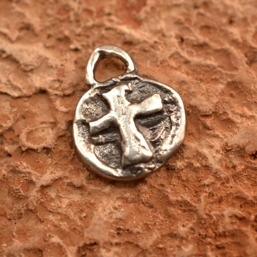 925er Silberanhänger mit Reliefkreuz – handgefertigter Boho-Talisman für Glauben und spirituelle Kraft, skulpturales Schmuckstück und Geschenk für Mutter, Tochter oder Freundin | Art Diva