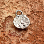 925er Silberanhänger mit Reliefkreuz – handgefertigter Boho-Talisman für Glauben und spirituelle Kraft, skulpturales Schmuckstück und Geschenk für Mutter, Tochter oder Freundin | Art Diva
