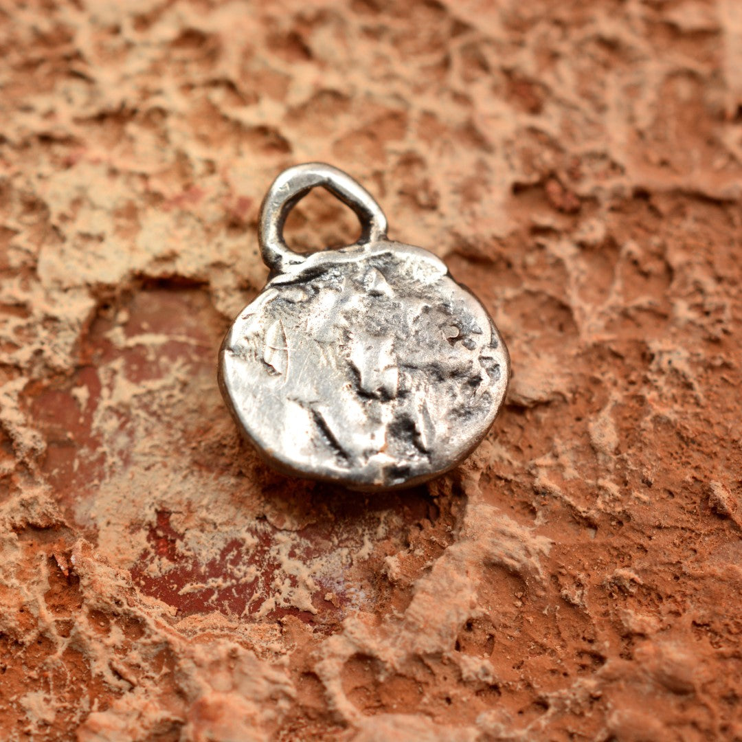 925er Silberanhänger mit Reliefkreuz – handgefertigter Boho-Talisman für Glauben und spirituelle Kraft, skulpturales Schmuckstück und Geschenk für Mutter, Tochter oder Freundin | Art Diva