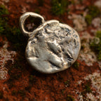 925er Silberanhänger mit Reliefkreuz – handgefertigter Boho-Talisman für Glauben und spirituelle Kraft, skulpturales Schmuckstück und Geschenk für Mutter, Tochter oder Freundin | Art Diva