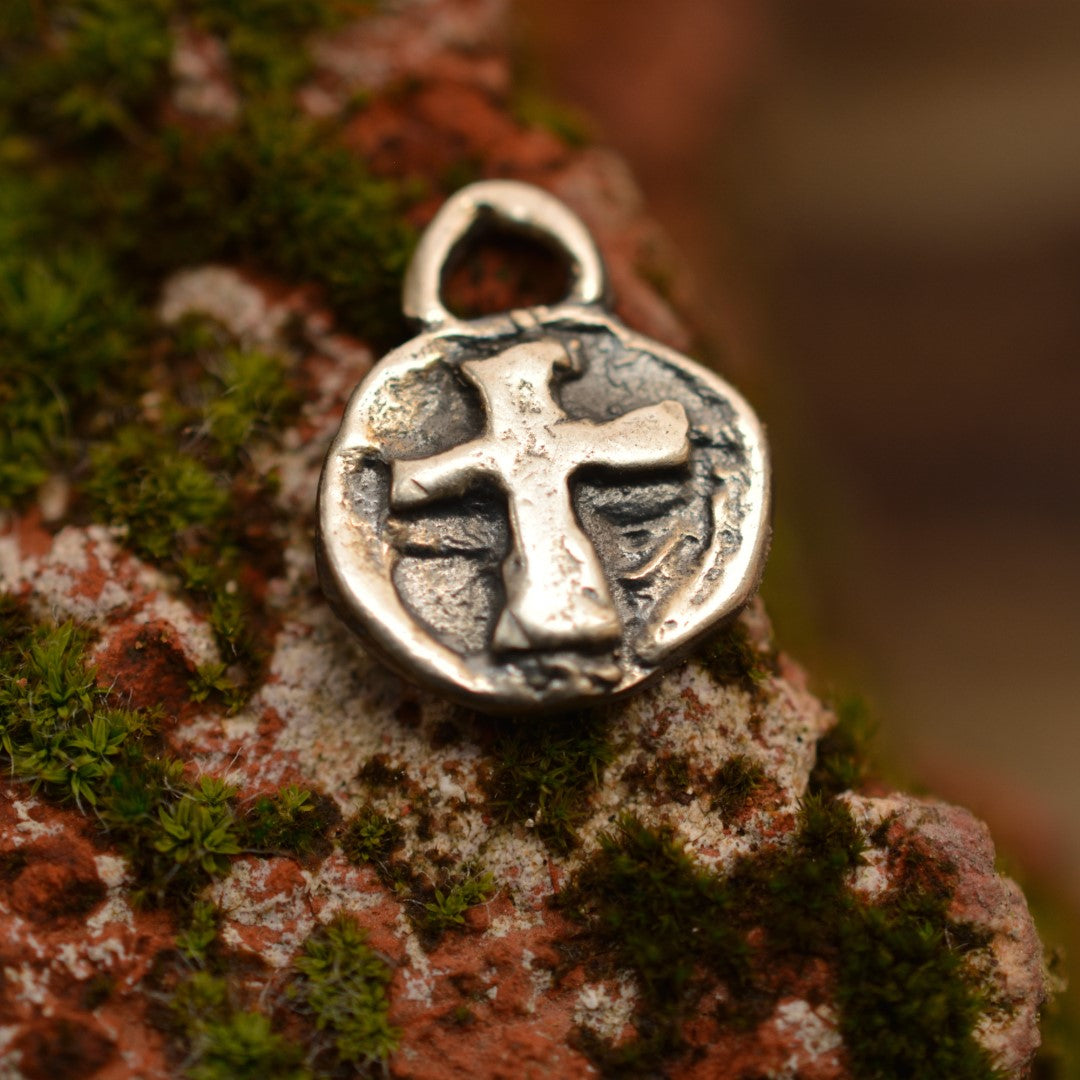 925er Silberanhänger mit Reliefkreuz – handgefertigter Boho-Talisman für Glauben und spirituelle Kraft, skulpturales Schmuckstück und Geschenk für Mutter, Tochter oder Freundin | Art Diva