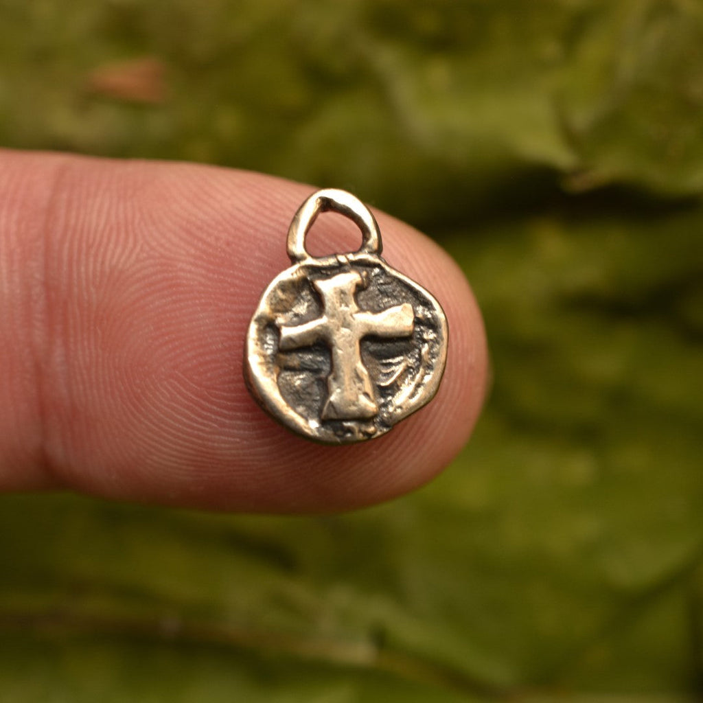 925er Silberanhänger mit Reliefkreuz – handgefertigter Boho-Talisman für Glauben und spirituelle Kraft, skulpturales Schmuckstück und Geschenk für Mutter, Tochter oder Freundin | Art Diva