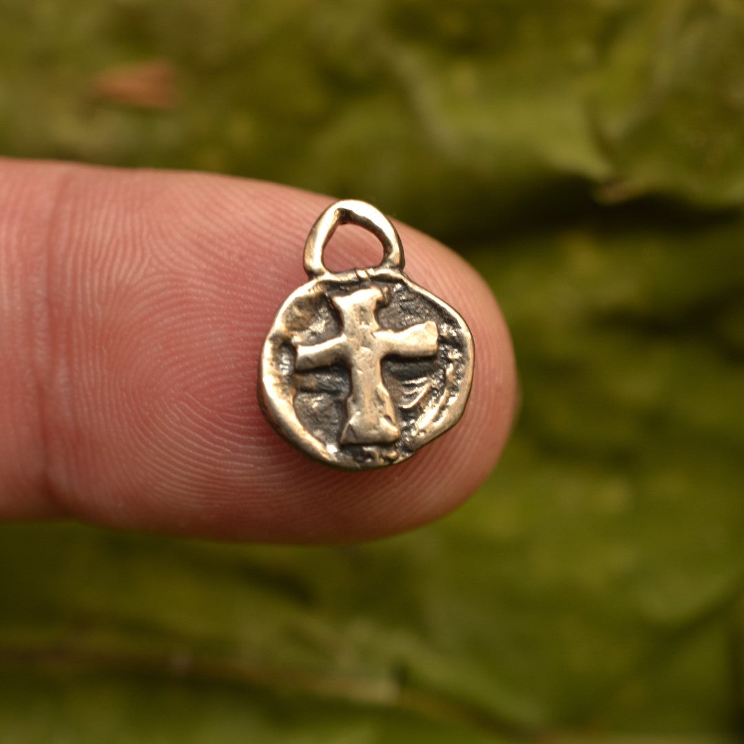 925er Silberanhänger mit Reliefkreuz – handgefertigter Boho-Talisman für Glauben und spirituelle Kraft, skulpturales Schmuckstück und Geschenk für Mutter, Tochter oder Freundin | Art Diva