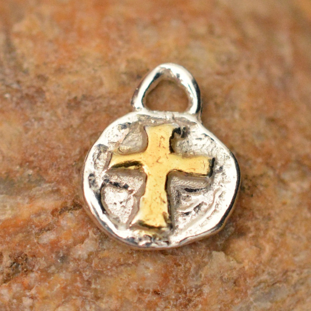 Kreuz-Anhänger mit Relief aus 925er Silber und goldenen Akzenten – handgefertigter Boho-Talisman für Glauben und spirituelle Kraft, ein besonderes Geschenk | Skulpturaler Schmuck aus der Kollektion „Glanz“ | Art Diva