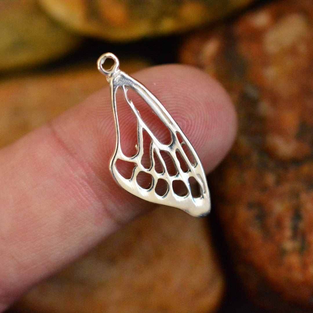 „Schmetterlingsflügel“ – Anhänger aus 925er Silber, Amulett für Freiheit und Licht, handgefertigter Skulpturenschmuck im Boho- und rustikalen Stil | Art Diva