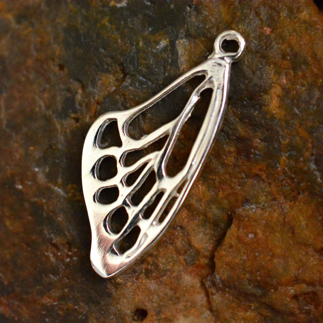 „Schmetterlingsflügel“ – Anhänger aus 925er Silber, Amulett für Freiheit und Licht, handgefertigter Skulpturenschmuck im Boho- und rustikalen Stil | Art Diva