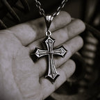 „Kreuz des Glaubens“-Anhänger für Herren aus 925er Silber – groß und massiv, Symbol für spirituelle Stärke und Schutz | Art Diva