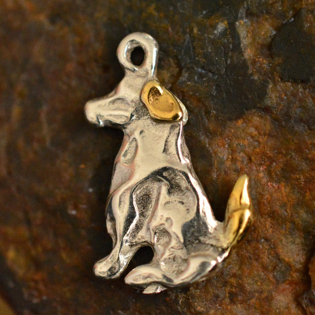 Hund-Anhänger aus 925er Silber mit goldfarbenen Akzenten – Talisman für Treue, Tierliebe und die Verbundenheit mit dem eigenen Haustier | Art Diva