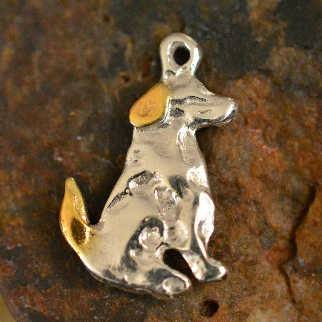 Hund-Anhänger aus 925er Silber mit goldfarbenen Akzenten – Talisman für Treue, Tierliebe und die Verbundenheit mit dem eigenen Haustier | Art Diva